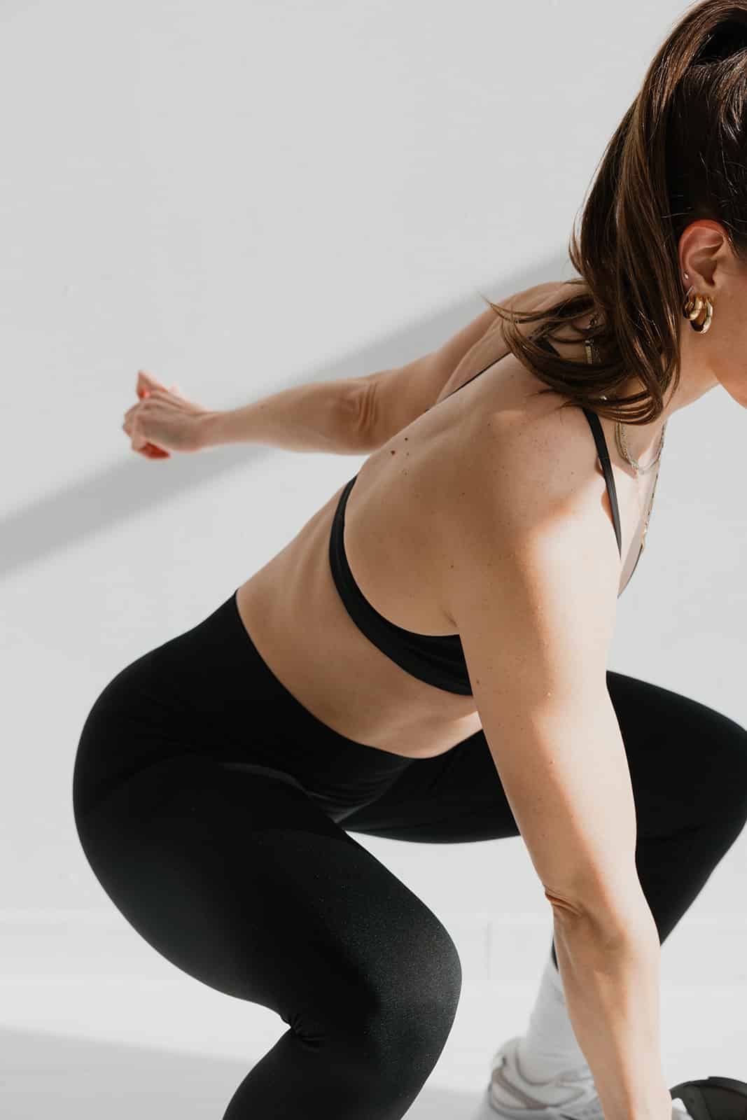 Kate Lemere in Chicago doing a dumbbell snatch to help clients eliminate gym intimidation